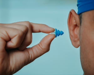 Memakai Earplug untuk Mengatasi Susah Tidur, Amankah?